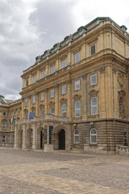 Budapeşte, Macaristan - 31 Temmuz 2022: Budin Kalesi 'nde bulunan Ferenc Szechenyi tarafından kurulan Ulusal Kütüphane Tarihi Binası.