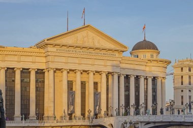 Üsküp, Kuzey Makedonya - 23 Ekim 2023: Makedonya Başkent Vardar Nehri 'ndeki Arkeoloji Müzesi Binası.