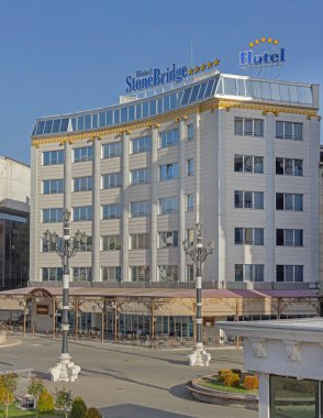 Üsküp, Kuzey Makedonya - 23 Ekim 2023: Güneşli Sonbahar Gününde Başkent Merkezindeki Beş Yıldızlı Lüks Otel Taş Köprüsü.