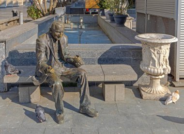 Craiova, Romanya - 16 Mart 2024: Güneşli Bahar Günü Kasaba Merkezinde Güvercinleri Besleyen Bronz Heykel.