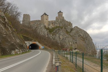 Golubac, Sırbistan - 14 Mart 2024: Tuna Nehri Sahil Bahar Günü 'nde Tarihi Tarihi Kale.