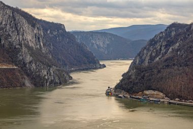 Dubova, Romanya - 14 Mart 2024: Tuna Nehri Havacılık Manastırı Kazan Gorge Mraconia Manastırı.