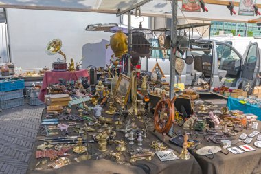 Amsterdam, Hollanda - 16 Mayıs 2018: Brass Metal Eşyalar Knick Knack Vintage Eski Kentteki Bit Pazarında Satılık.