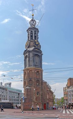 Amsterdam, Hollanda - 16 Mayıs 2018: Muntplein Centrum Sunny Bahar Günü Munttoren Tarihi Saat Kulesi.