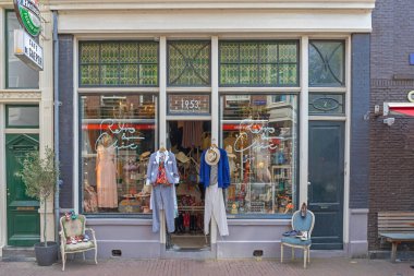 Amsterdam, Hollanda - 16 Mayıs 2018: Staalstraat Caddesi 'ndeki Vintage Style Store Retro ve Chic Moda Dükkanı.