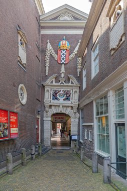 Amsterdam, Hollanda - 16 Mayıs 2018: Amsterdam Müzesine Giriş Yolu ve Eski Şehir Merkezi 'ndeki Galeri.