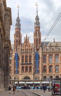 Amsterdam, Hollanda - 16 Mayıs 2018: Alışveriş Merkezi Magna Plaza Upscale Mall Neo Gotik Markalar Lüks Markalar Gourmet Gıda Salonunun Tarihi Eserleri.