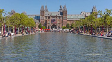 Amsterdam, Hollanda - 15 Mayıs 2018: Hollanda Rijksmuseum Ulusal Sanat ve Tarih Müzesi Önünde Bir grup insan Su Havuzu Üzerinde Görünüm.