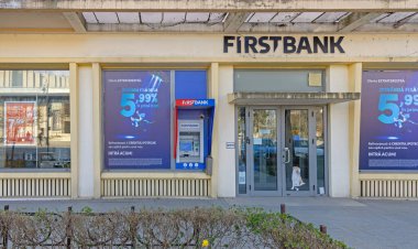 Craiova, Romanya - 16 Mart 2024: İlkbahar günü Alexandru Ioan Cuza Caddesi 'ndeki First Bank Finans Hizmetleri ATM' si.