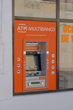 Craiova, Romanya - 16 Mart 2024: Orange Multibanco Portuguese Bank ATM Dükkanı Şehir Merkezi.