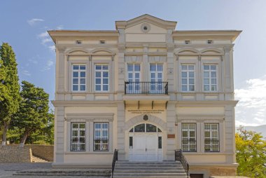 Ohri, Kuzey Makedonya - 23 Ekim 2023: Debar Piskoposluğuna Giriş ve Kichevo İdari Merkezi Makedon Ortodoks Kilisesi Binası.