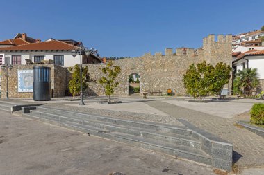 Ohri, Kuzey Makedonya - 23 Ekim 2023: Eski Şehrin Duvarlarına Alt Kapı Meydanı Girişi Güneşli Sonbahar Günü.