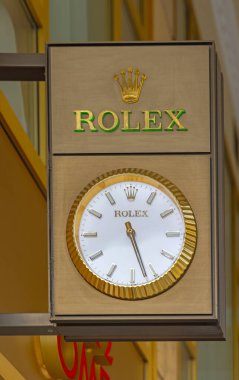 Selanik, Yunanistan - 22 Ekim 2023: Lüks Mücevher Rolex Watch ve Aristo Meydanı 'ndaki Omega Mağaza Gofas.