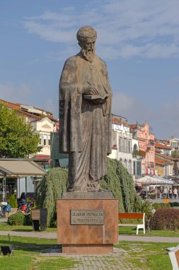 Ohri, Kuzey Makedonya - 23 Ekim 2023: Ohri Saint Naum Bronz Heykeli Mucize Dini Anıtı Kasaba Parkı Sonbahar Günü.