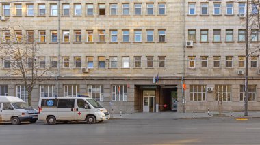 Sofya, Bulgaristan - 16 Ekim 2023: Ems Ambulansı Patriarh Evtimiy Bulvarı Sağlık Hizmetleri 'ndeki First University Hastanesi' nin önüne park etti.