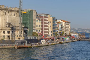 İstanbul, Türkiye - 20 Ekim 2023: Karakoy İskelesi Rıhtım Rıhtımı Sunny Sonbahar Günü Galata Köprüsü 'nden Liman Manzarası.