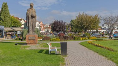 Ohri, Kuzey Makedonya - 23 Ekim 2023: Ohri Saint Naum Bronz Heykeli Mucize Dini Anıtı Kasaba Parkı Sonbahar Günü.