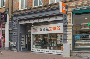 Amsterdam, Hollanda - 18 Mayıs 2018: MultiBrand Store Kamera Express Shop Canon Nikon Sony Leica Fujifilm GoPro.