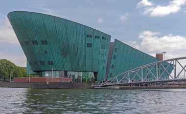 Amsterdam, Hollanda - 17 Mayıs 2018: Modern Glass Building NEMO Bilim Müzesi Oosterdok Bahar Günü Tarihi.
