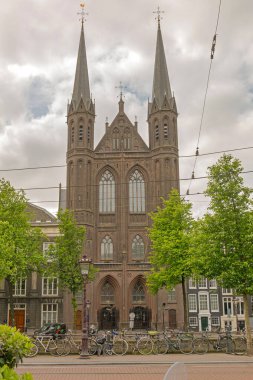 Amsterdam, Hollanda - 18 Mayıs 2018: De Krijtberg Neo Gotik Roma Katolik Kilisesi Singel Caddesi Tarihi Tarihi Tarihi Simgesi.