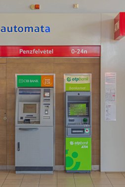 Szeged, Macaristan - 01 Ağustos 2022: Tesco Supermarket 'teki ATM Cib Bank Otp Cash Dispenser ve Sunshine Park' taki Alışveriş Merkezi.