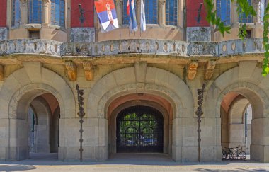 Subotica, Sırbistan - 01 Ağustos 2022: Belediye Başkanı ve Belediye Meclisi Tarih Binası Özgürlük Meydanı Belediye Binası.