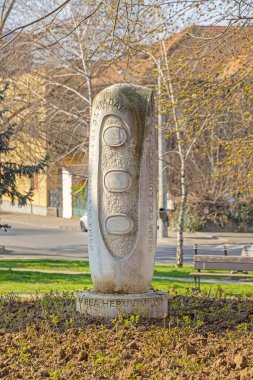 Craiova, Romanya - 16 Mart 2024: 1 Aralık 1918 Madona Dudu Caddesi Bahar Günü 'nde İşlenmiş Taş Eserler.