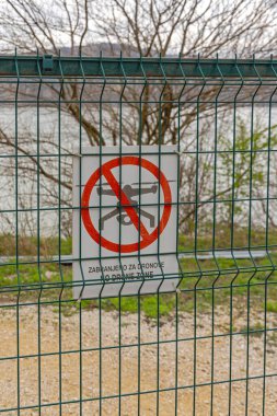 Golubac, Sırbistan - 14 Mart 2024: Çatışmada İHA İHA Dili Uyarı İşareti Yasak Hava Sahası Uyarısı.