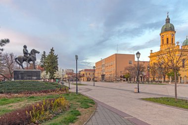 Negotin, Sırbistan - 14 Mart 2024: Equestrian Heykeli Hajduk Veljko Adliyesi Şehir Meydanı İlkbahar Öğleden Sonra Kutsal Üçlü Kilisesi.