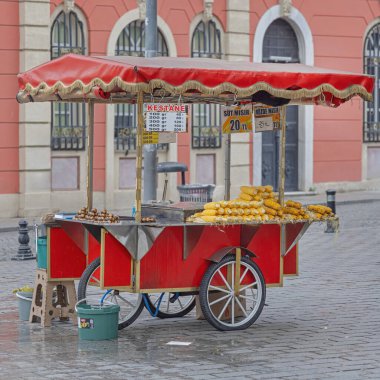 İstanbul, Türkiye - 18 Ekim 2023: Eski Kentteki Sokakta Kızarmış Kestane ve Mısır Koçanda Yemek Arabası.
