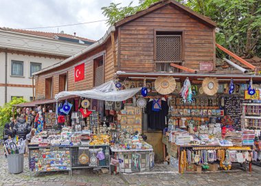 İstanbul, Türkiye - 18 Ekim 2023: Caferiye Caddesi Sultan Ahmet Sonbahar Günü 'nde Ahşap Bina' da Geleneksel Hediyelik Eşya Dükkanı.