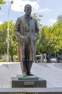 Belgrad, Sırbistan - 11 Mayıs 2024: İvo Andriç 'in Bronz Heykeli Ünlü Yazar Nobel Ödüllü Başkent Merkezi Tarihi Tarihi Simgesi.