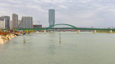 Belgrad, Sırbistan - 11 Mart 2024: Yeni Gökdelen Kula Kulesi ve Sava Nehri üzerindeki Yeşil Kemer Eski Köprüsü Başkentteki Bulutlu Kış Günü Kontrast.