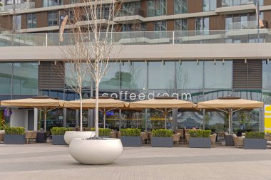 Belgrad, Sırbistan - 11 Mart 2024: Başkentteki Belgrad Rıhtımı 'ndaki Coffee Dream Cafe Shop' ta Büyük Teras.