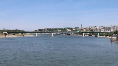Belgrad 'daki Sava Nehri üzerindeki Yeşil Kemer Köprüsü Sırbistan' da Yaz zoom