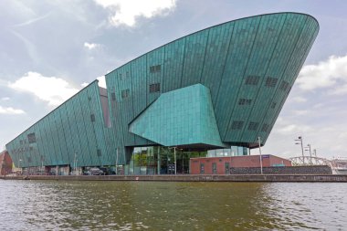 Amsterdam, Hollanda - 17 Mayıs 2018: Modern Glass Building NEMO Bilim Müzesi Oosterdok Bahar Günü Tarihi.