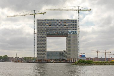 Amsterdam, Hollanda - 18 Mayıs 2018: Yeni Eric Vokel Riverfront Suites Modern Butik Apratments Otel Binası İnşaat Sırasındaki Vinçlerle.
