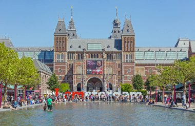 Amsterdam, Hollanda - 15 Mayıs 2018: Sıcak Bahar Gününde Shalow Havuz Suyu Büyük Mektuplar ve Rijksmuseum Müzesi 'nde turistler.