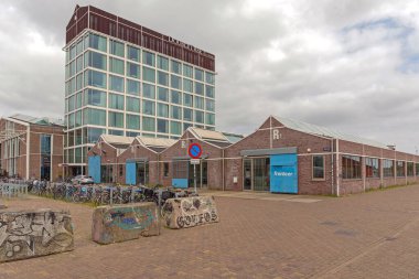 Amsterdam, Hollanda - 18 Mayıs 2018: NDSM Wharf Bulutlu Bahar Günü 'nde Hilton Dgtl İnşaat Cephesi' nden Brooklyn Üç Yıldızlı Restoran Çifte Ağacı.