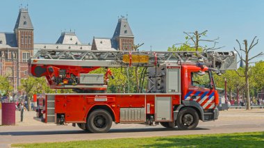 Amsterdam, Hollanda - 15 Mayıs 2018: İtfaiyeciler Merdiven Kamyonu Honthorststraat Müzesinde Hızlı Sürüyor.