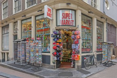 Amsterdam, Hollanda - 18 Mayıs 2018: Kartpostallar Şehir Merkezindeki Sokak Köşesindeki Dükkan Super Market 'te Şapka Takunyası.