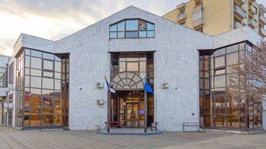 Negotin, Sırbistan - 14 Mart 2024: Corce Stanojevica Meydanı 'ndaki Bölgesel Polis Karakolu Mermer Taş Binası.