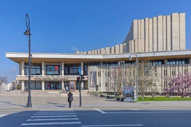 Craiova, Romanya - 16 Mart 2024: Ulusal Tiyatro Binası Marin Sorescu Alexandru Ioan Cuza Caddesi 'nde Sunny Spring Day' de.
