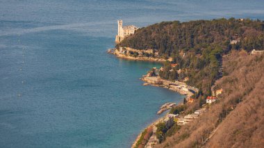 Trieste, İtalya - 07 Mart 2020: Adriyatik Deniz Sahil Tarihi Tarihi Yer İmlerinde Miramare Castle 'ın Hava Görüntüsü.