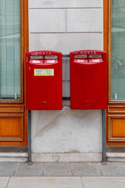 Trieste, İtalya - 7 Mart 2020: Şehirdeki Duvarda İki Kırmızı İtalyan Posta Kutusu.