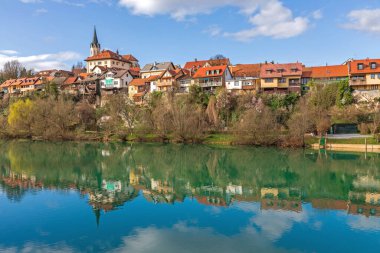 Novo Mesto, Slovenya - 6 Mart 2020: Krka Nehri 'nin Sakin Yüzeyinde Yansıma Kışlık Günü.