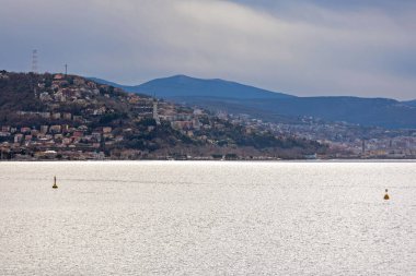Trieste, İtalya - 7 Mart 2020: Vittoria Deniz Feneri Tarihi Tarihi Tarihi Tarihi Yolculuk Tepesi Kış Günü Yolculuğu.