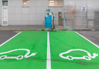 Sempas, Slovenya - 6 Mart 2020: WC Toalet Tesisleri ile Petrol İstasyonunda İki Yeşil Park Yeri.