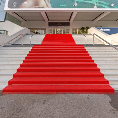 Cannes, Fransa - 1 Şubat 2016: Ünlü Festival Salonu 'nda Boş Kırmızı Halı.