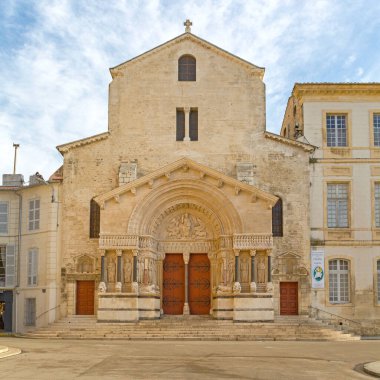 Arles, Fransa - 29 Ocak 2016: Roma Katolik Kilisesi Eglise Sainte Anne 'i Cumhuriyet Meydanı Kış Günü.